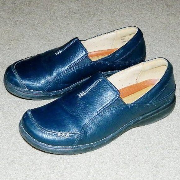 Women's CLARKS Structured Loafers Size 8 Medium Navy Blue Leather Slip-Ons - Picture 2 of 12
